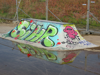 833765 Afbeelding van graffiti 'WTIP' en de tekst 'SIHR' op een obstakel in het skatepark De Yard 2.0 op het terrein ...